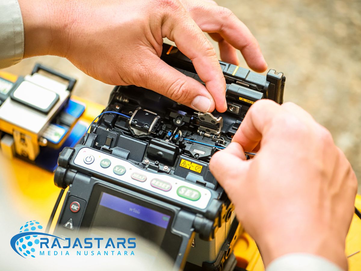 Teknisi Rajastars melakukan penyambungan fiber optic